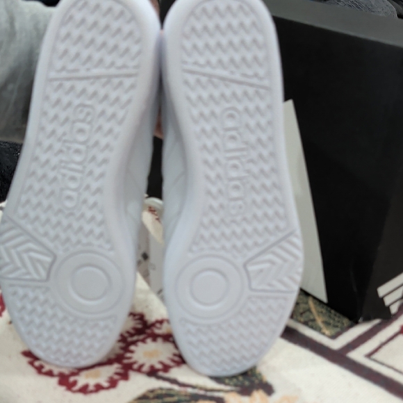 New Adidas Classic White Sneakers - Picture 4 of 7